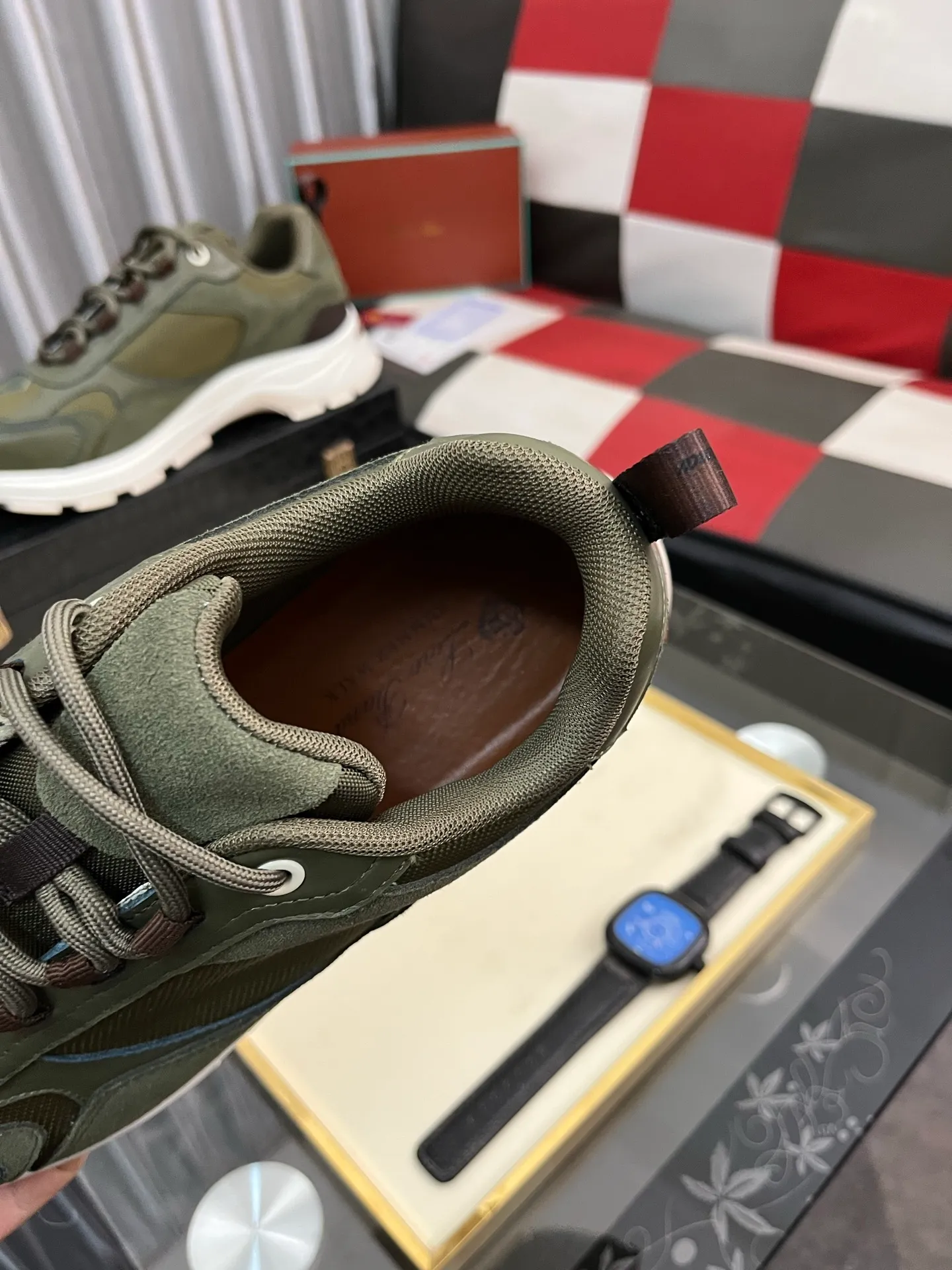 Men's shoes 💰520 ⌚️⌚️ Loro Piana's classic popular lp top version of Pili casual shoes. It turns out that these are the casual shoes that are said to be able to walk 20,000 steps without tiring your feet. This pair has both good looks and feel. You will be completely lost as soon as you step on it ~ The minimalist design is eye-catching and durable, and it is a bonus for dressing. The soft feeling on the feet has outstanding texture, and it is very nice without abrasion on the feet. The soft and waxy soles make it easy to wear for daily use for a long time. Who can resist a pair of versatile and good-looking loafers? Don't be too elegant at all, the feel and texture of the feet are good, the key is to make the legs look longer and not tire the feet, the main thing is that it is just right!        Material: Original cowhide Lining: Original sheepskin Outsole: Original sole Size: 38-44